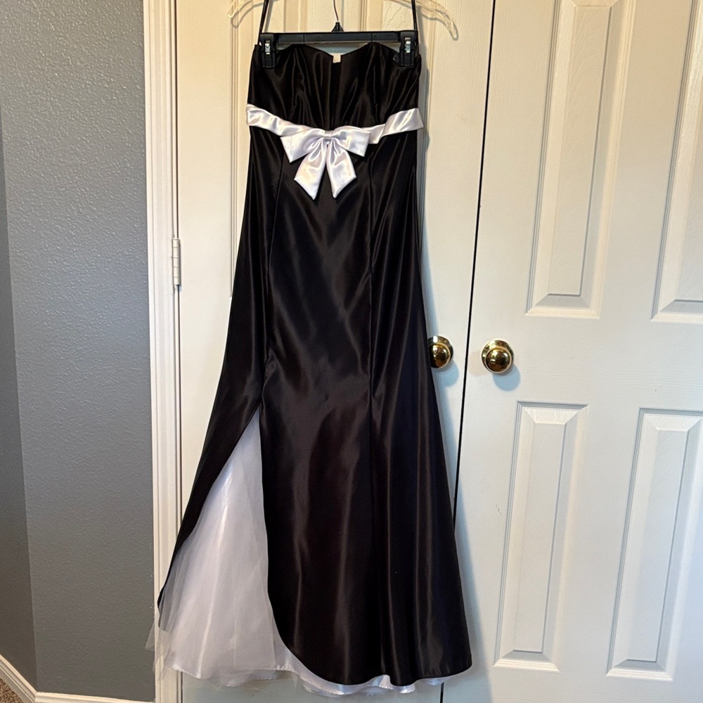 Vintage Jessica McClintock Elegant Black and White Gown with Bow and sheer inset